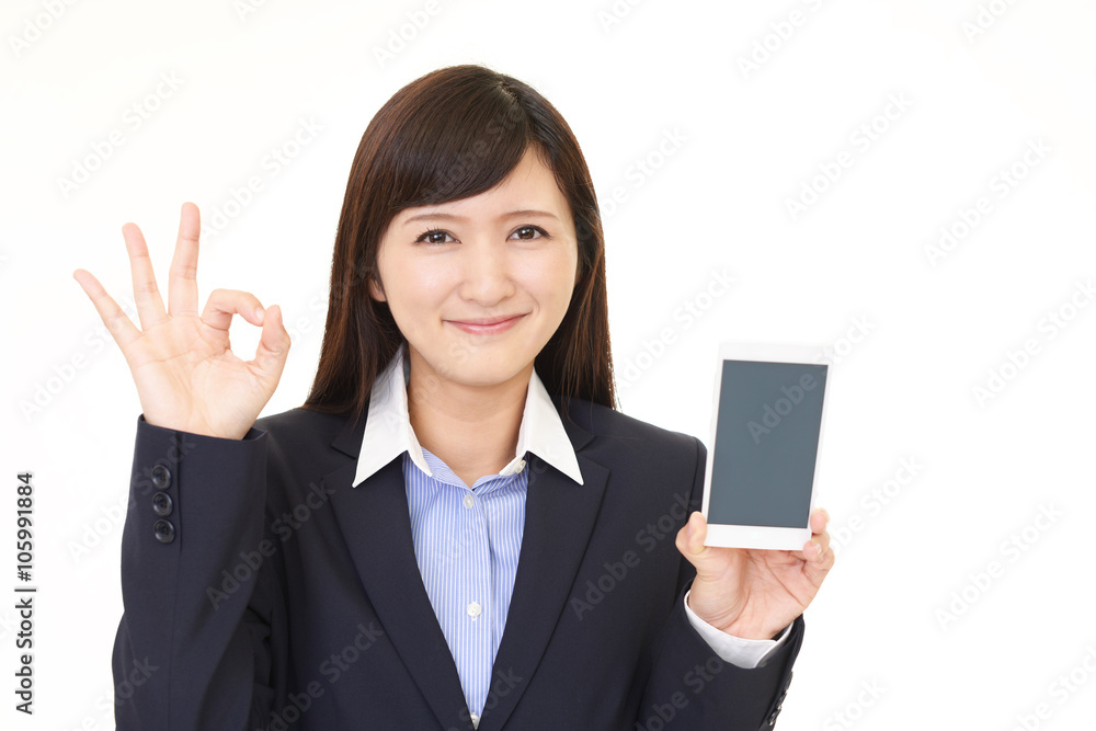 スマートフォンを持つ女性 スマートフォンを持つ女性