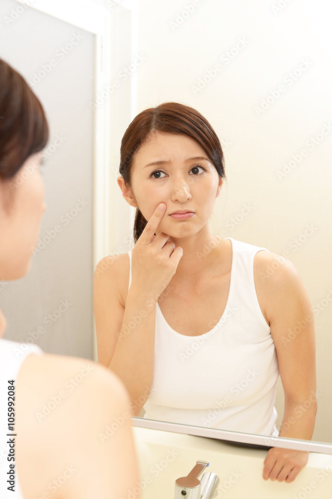 Naklejka premium お肌が気になる女性