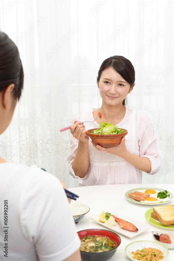 食事を楽しむ女性 食事を楽しむ女性