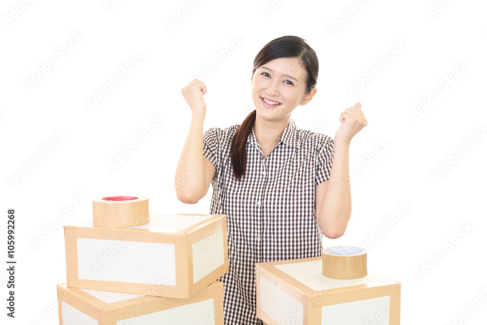 荷造りをする女性