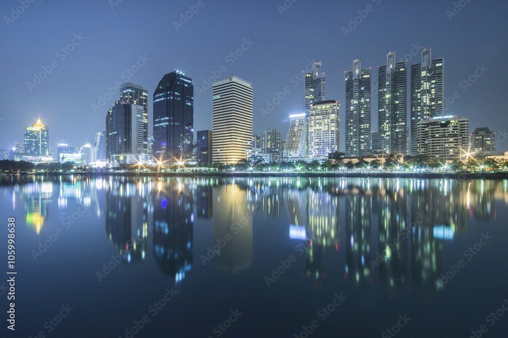 Obraz premium BANGKOK /THAILAND-January 24. Night scene of Benchakitti Park Bangkok Thailand on January 24.2015