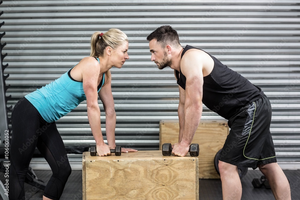 Naklejka premium Couple lifting dumbbells together