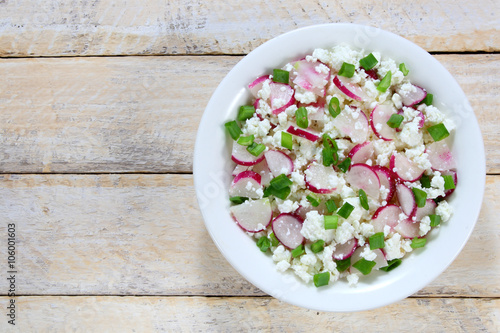 Cottage cheese with radish and chives