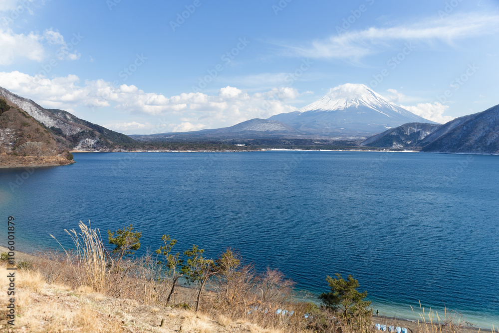 Naklejka premium Fuji and lake motosu