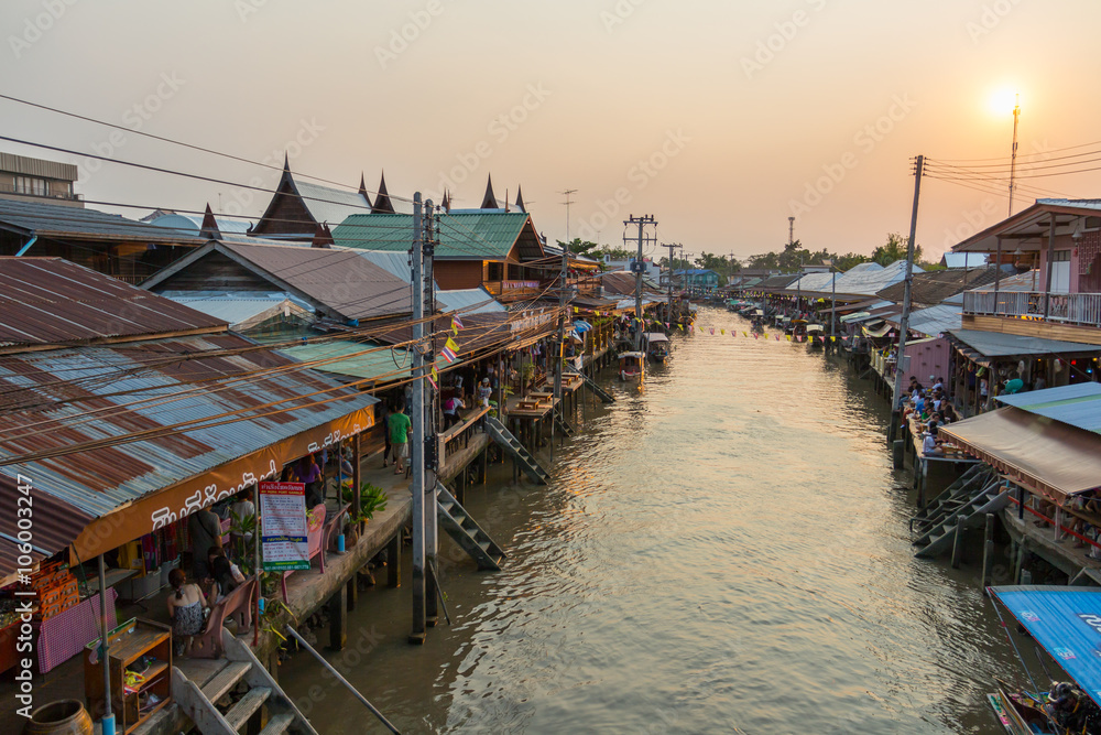 Obraz premium Amphawa floating market in the evening