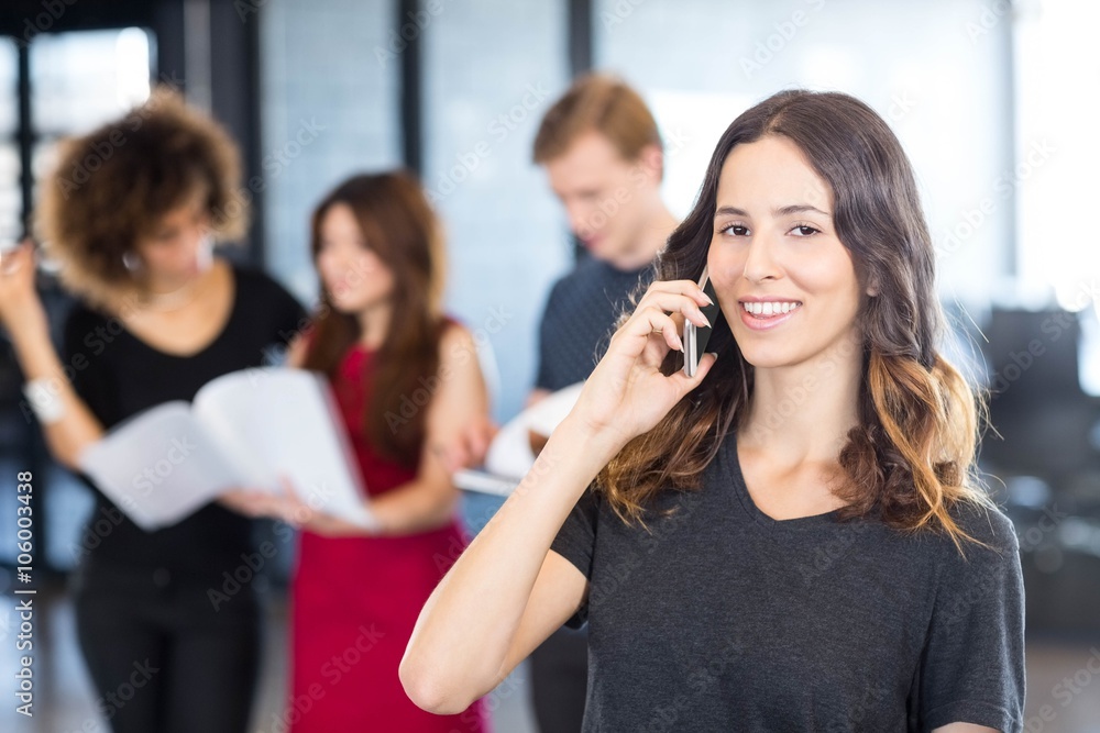 Obraz premium Businesswoman talking on mobile phone