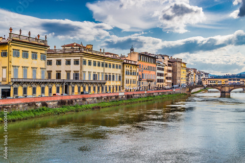  buildings overlooking the Arno river in Florence © Vivida Photo PC