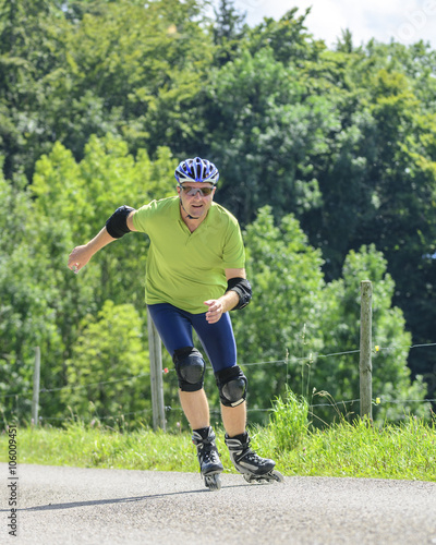 Obraz na płótnie Fit in den Sommer mit Inline-Skates