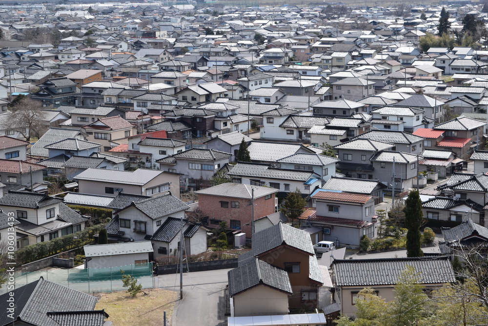 Fototapeta premium 住宅街の家並み／山間部の住宅街の家並み風景を撮影した、住宅イメージの写真です。