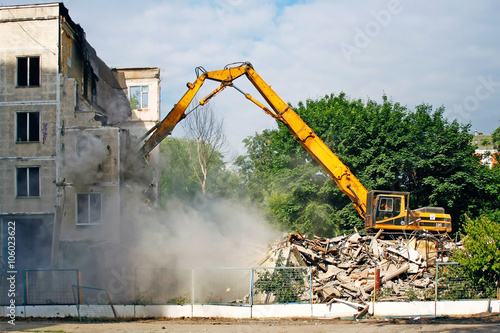 Billede på lærred Excavator demolishes the old soviet residential house in Moscow