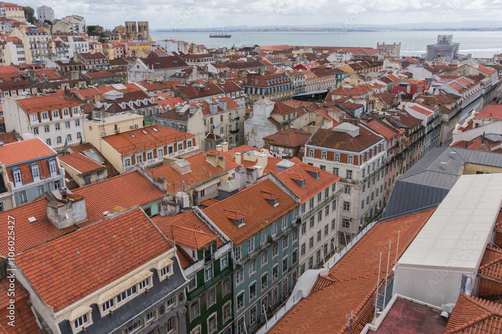 Obraz premium Lisbon, Portugal city skyline over Santa Justa Rua