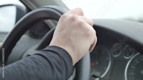 femme conduisant une voiture(4k)