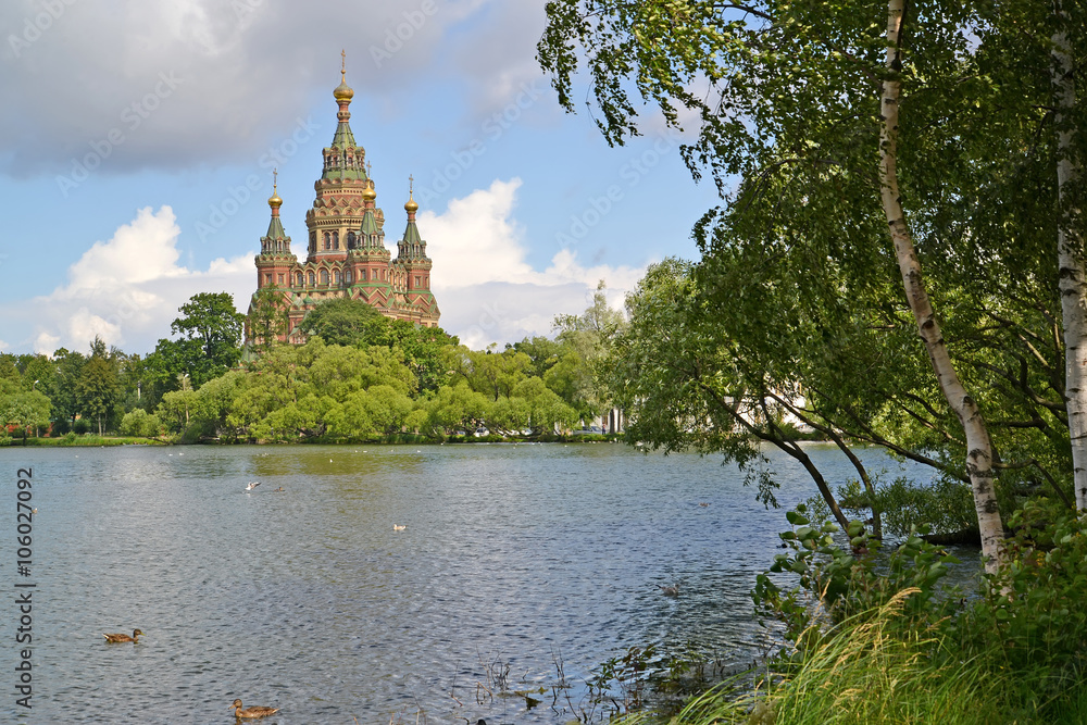 View of Holguin a pond in Kolonistsky park. Peterhof View of Holguin a pond in Kolonistsky park. Peterhof