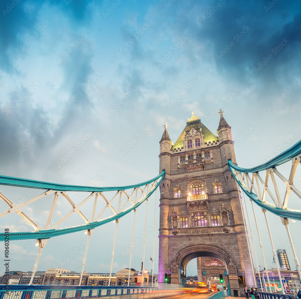 Obraz premium Beautiful sunset colors of Tower Bridge, London