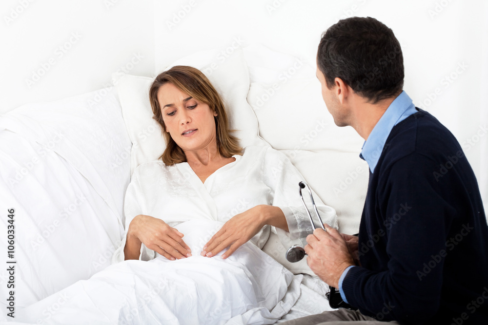 Obraz premium visite médicale chez une femme malade chez elle