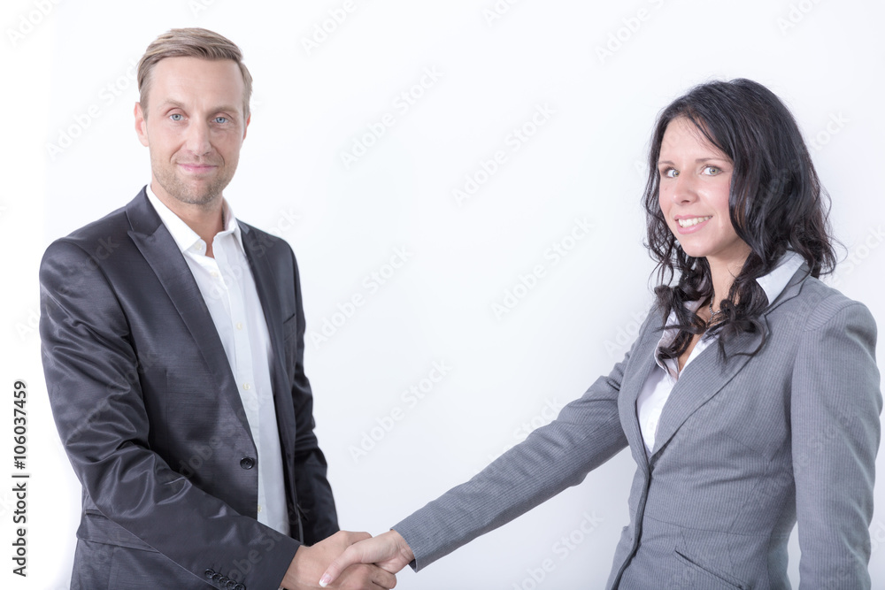 Chef / Vorgesetzter gratuliert neuer Mitarbeiterin Chef / Vorgesetzter gratuliert neuer Mitarbeiterin