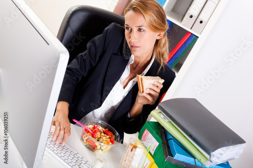 Quadro em tela femme pressée qui mange au bureau