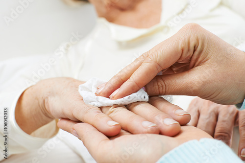 H  nde bei K  rperpflege einer Seniorin