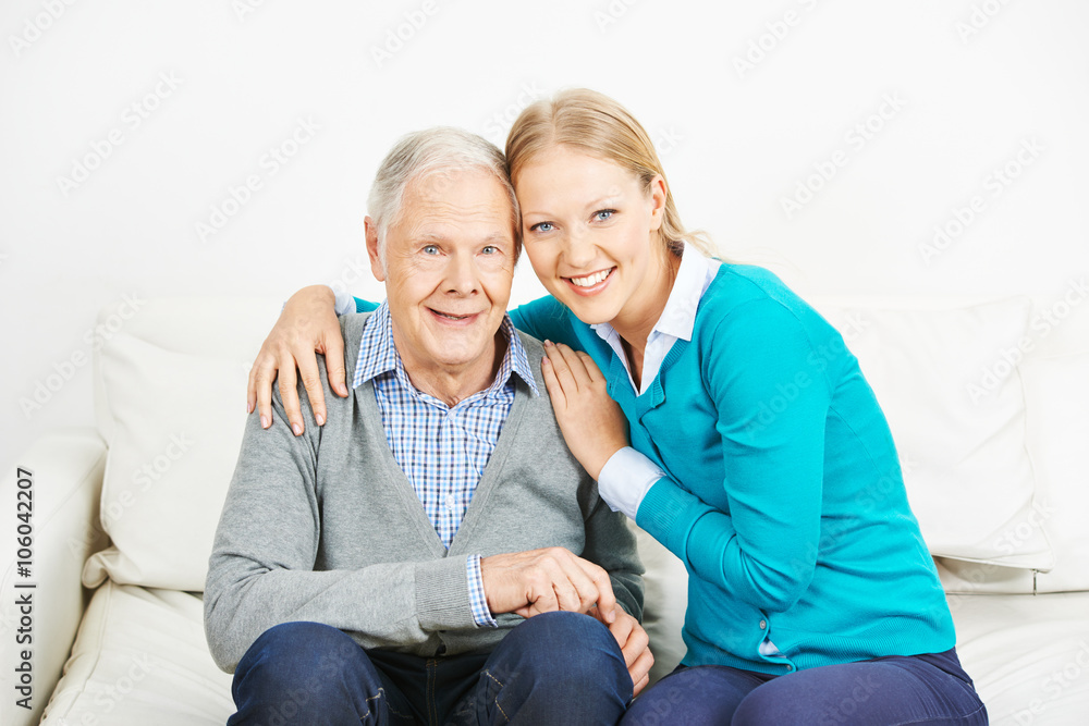 Junge Frau umarmt Senioren Junge Frau umarmt Senioren