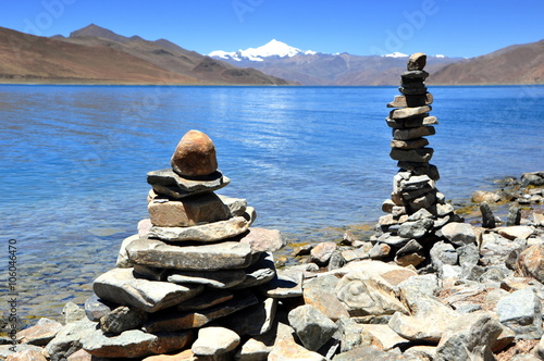 Tibet - Mani-Steinhaufen am Blauen See photo