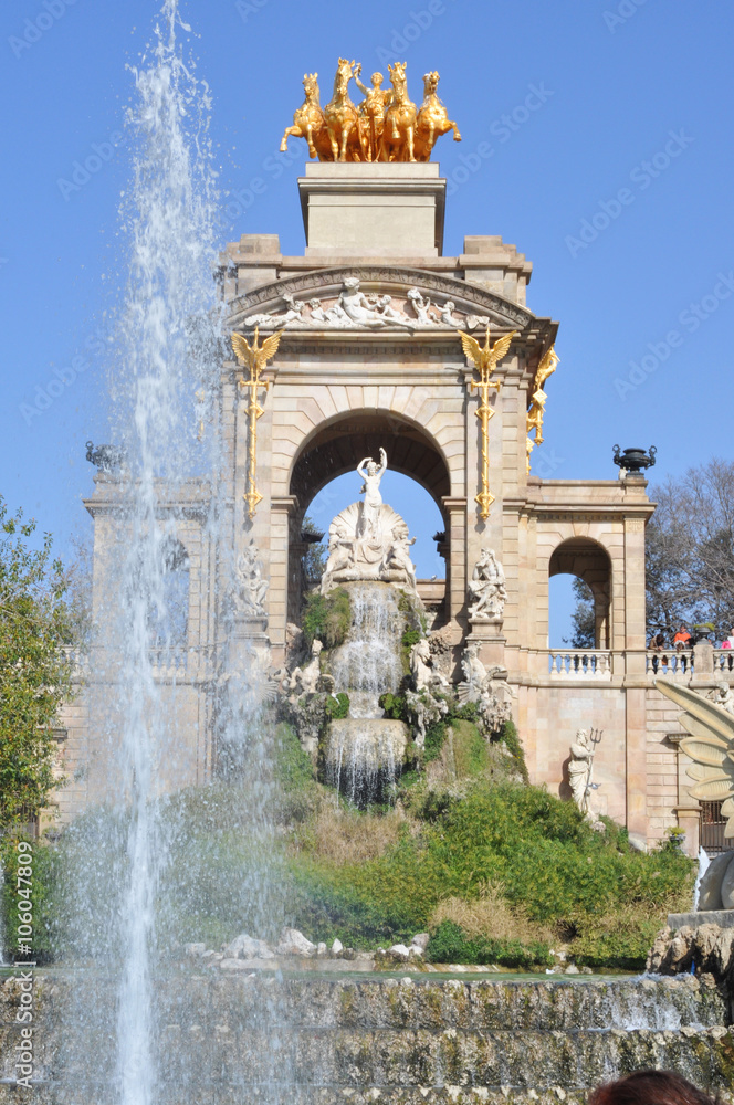 Barcelona ciudadela park lake fountain