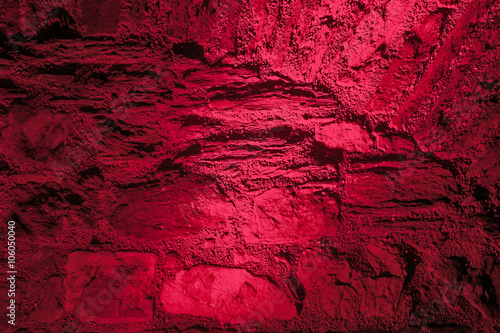 Rot beleuchteter Naturstein