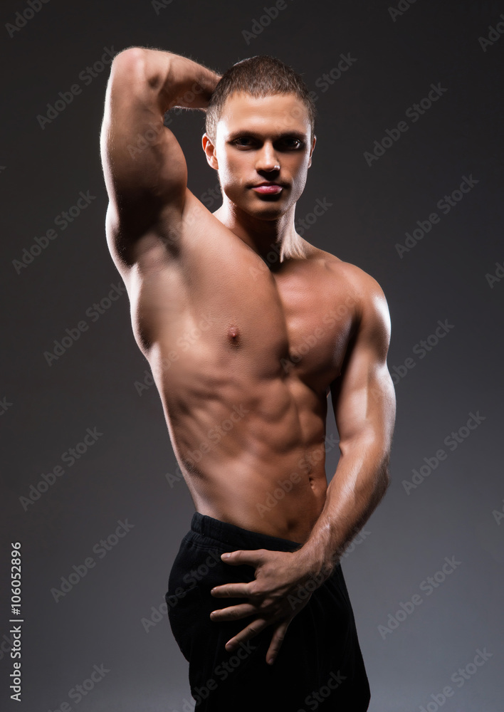 Fototapeta premium Silny, wysportowany i wysportowany kulturysta