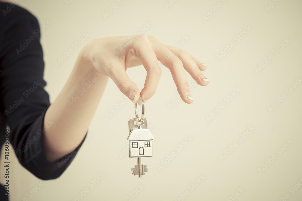 Obraz premium Female hand with a house key