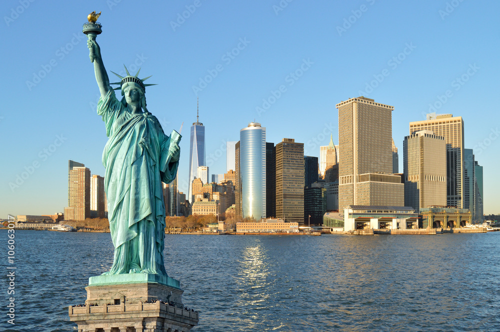 Statue of Liberty and Manhattah skyline. - obrazy, fototapety, plakaty 