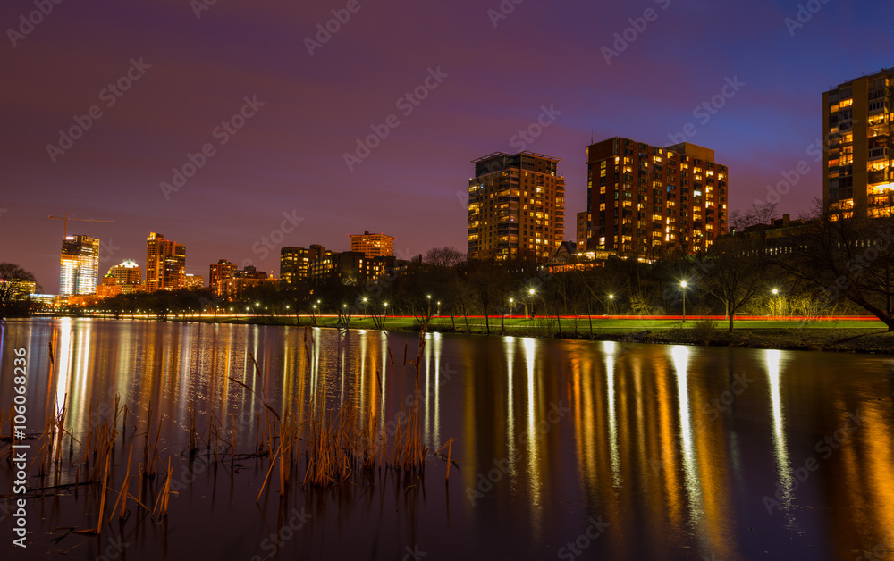 Naklejka premium Milwaukee Wisconsin view from Veterans park Clear Night Sky reflection