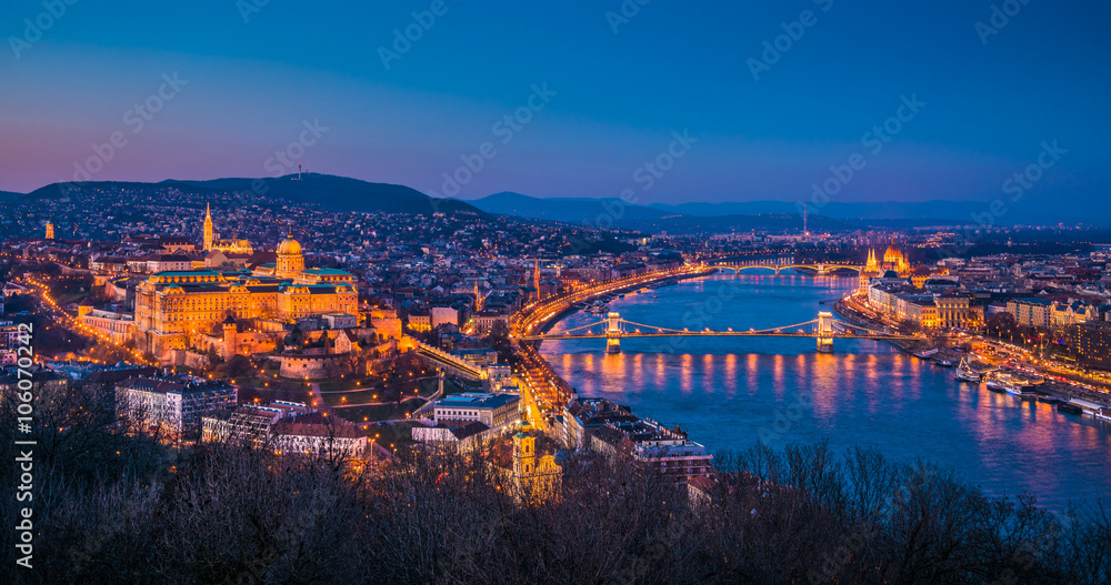 Naklejka premium Panoramic View of Budapest and the Danube River as Seen from Gellert Hill Lookout Point at Twilight