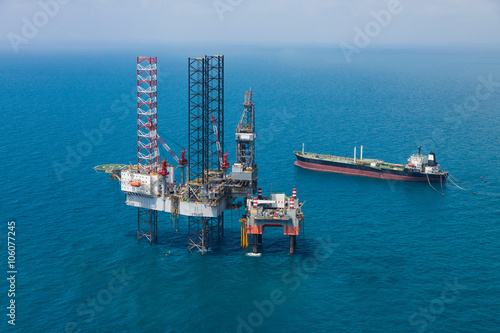 Offshore oil rig drilling platform © namning