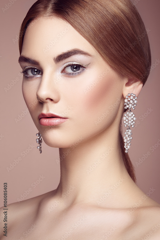 Fototapeta premium Fashion portrait of young beautiful woman with jewelry. Brunette girl. Perfect make-up. Beauty style woman with diamond accessories