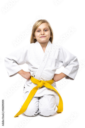 Obraz na płótnie Pretty little girl in white kimono down on knees ready to fight w salonie