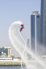 Acrylglasbilder Wasser Motorsport Flyboard-Sprung bei Extremsport-Wettkampf Dubai  © alfaori