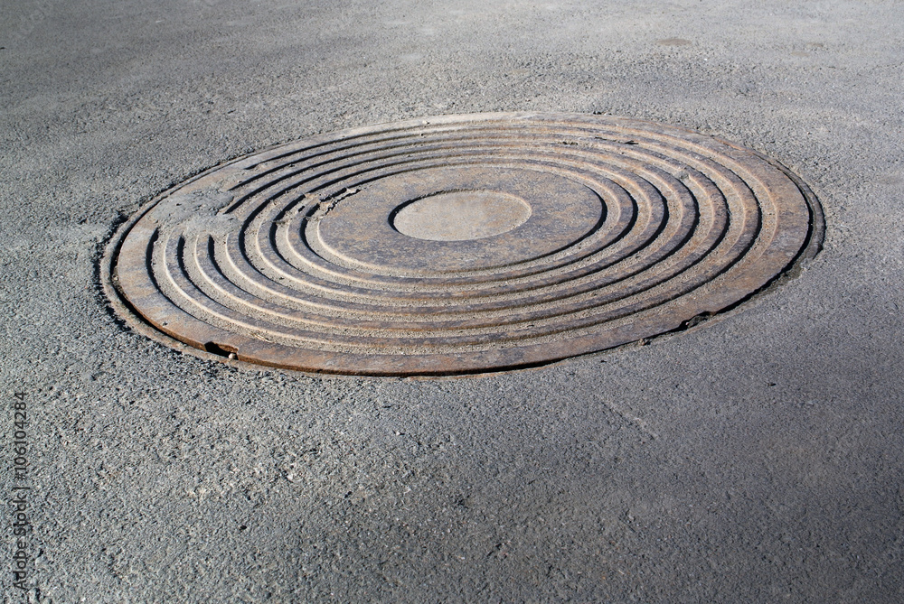 Obraz premium Sewer manhole on the city asphalt road