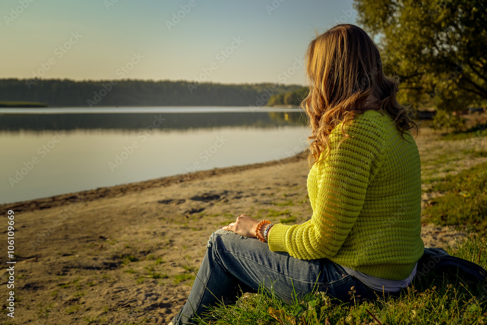 Kobieta siedząca nad jeziorem - obrazy, fototapety, plakaty 