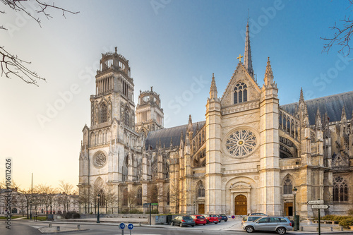 La cathédrale Sainte Croix d'Orléans, portail latéral. photo