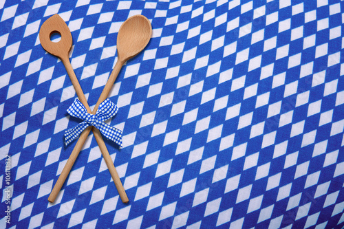 Kochlöffel auf Bayrischer Tischdecke