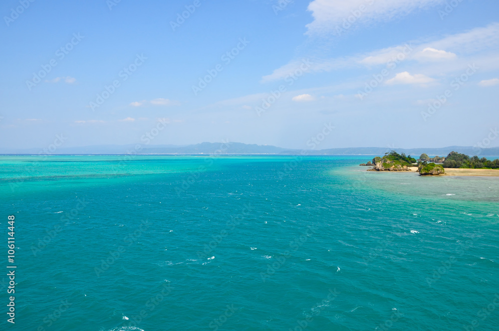 Fototapeta premium 古宇利大橋から見た沖縄の海