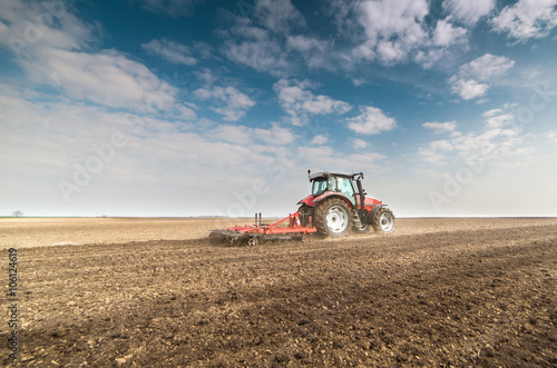 Fotografia, Obraz Tractor preparing land