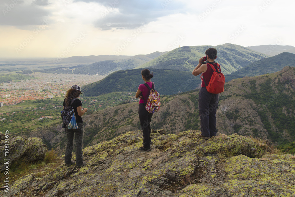 Obraz premium Beautiful landscape with tourists in high mountain