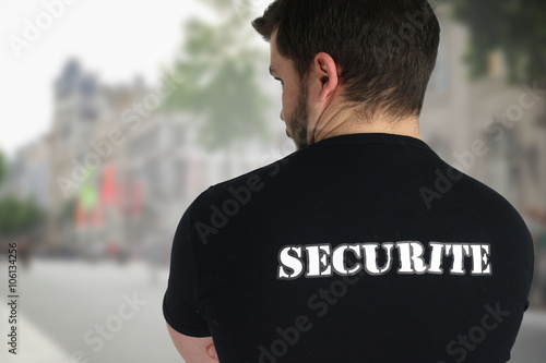 agent de sécurité posant de dos