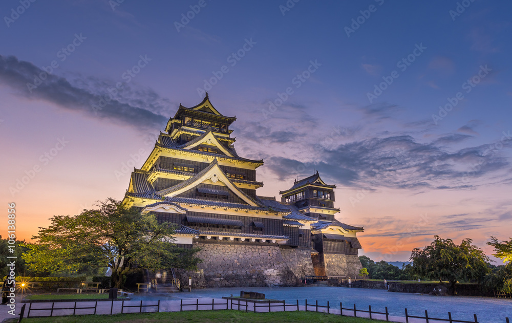 Naklejka premium Beautiful sunset at Kumamoto Castle in Kumamoto, Japan