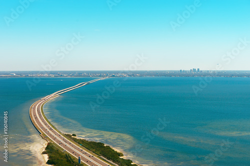 Fotografía Aerial view of highway 275 crossing Old Tampa Bay leading to Tampa, Florida
