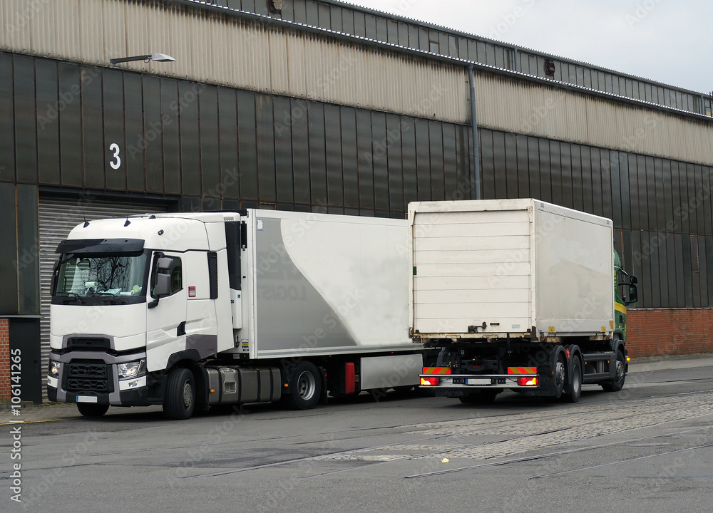 2 LKW vor großer Lagerhalle 2 LKW vor großer Lagerhalle