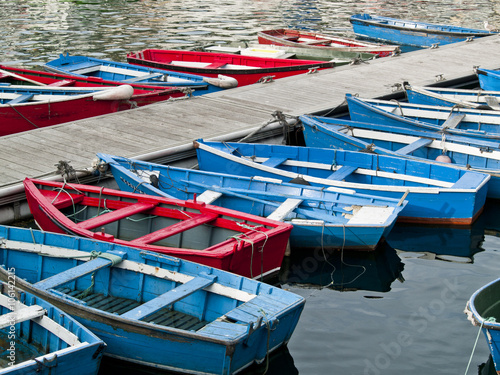 Barcas en amarre de vivos colores rojo y azul © maycam
