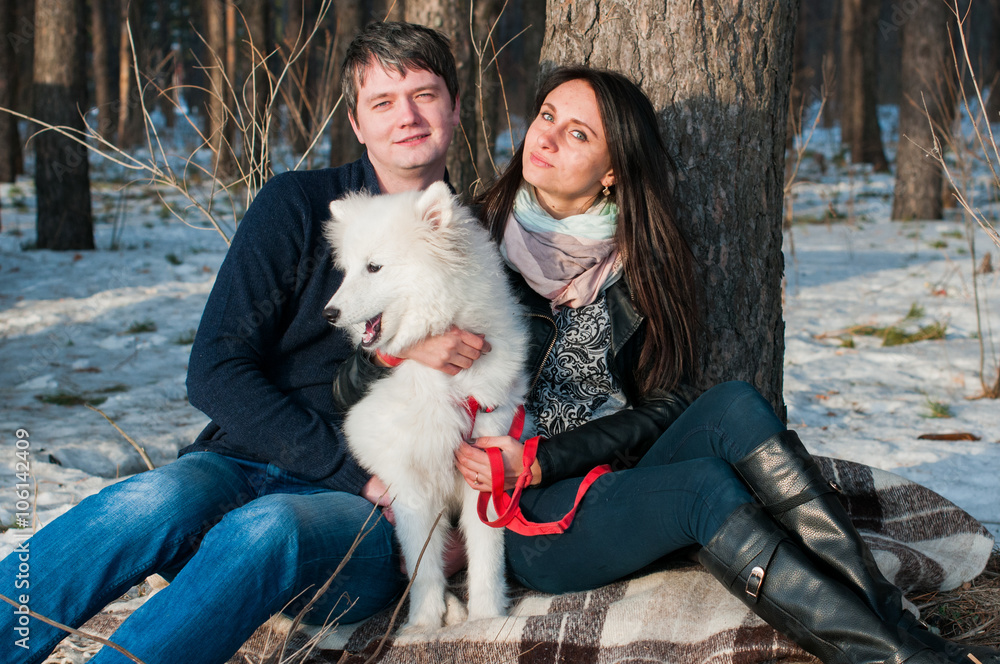 Girl, boy and dog, The girl and the guy kiss Girl, boy and dog, The girl and the guy kiss