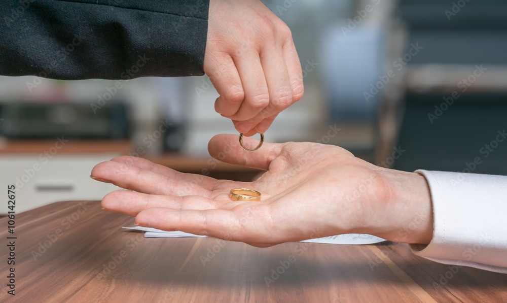 Obraz premium Divorce concept. Young couple is divorcing. Wife returns ring to her husband.