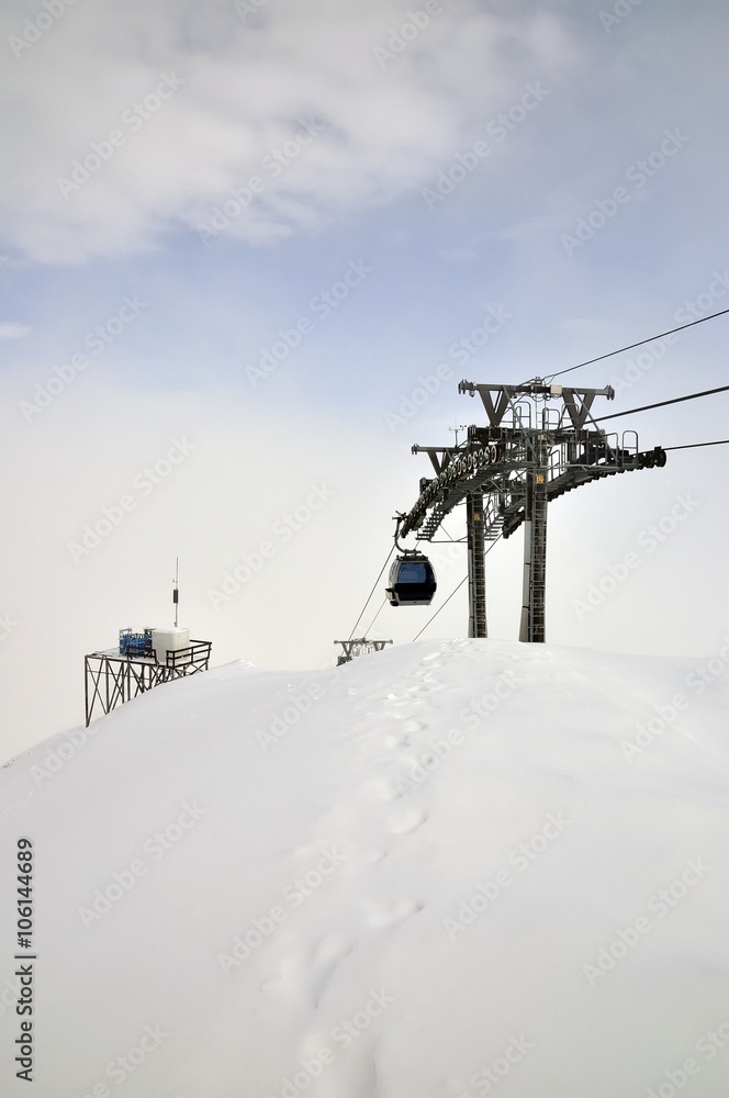 Obraz premium Cable Car railway in ski resort Sochi, Roza Khutor